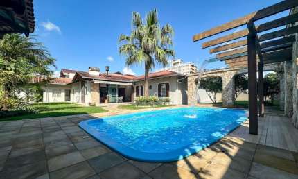 Vendo Casa Alto Padrão com Piscina e 03 Suítes - Bairro Itoupava Norte