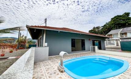 Vendo Linda Casa com Piscina, 04 Quartos - Bairro Itoupava Central