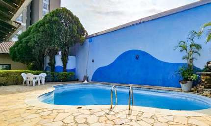 Vendo Casa com Piscina, 04 Quartos, Bairro Escola Agrícola