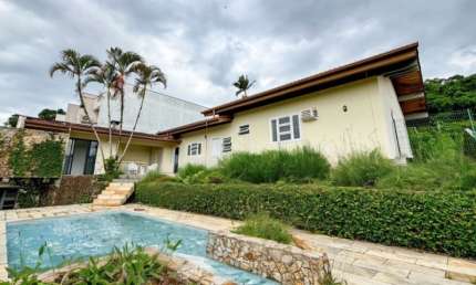 Vendo Casa com Piscina, 03 Quartos - Bairro Escola Agricola
