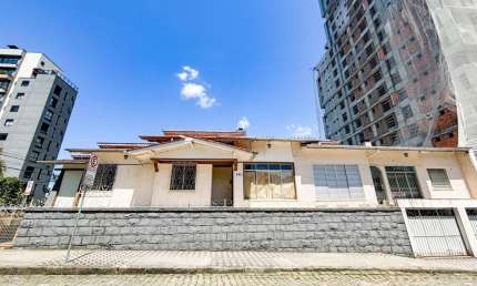 Alugo Ampla Casa Comercial com 11 Salas, Bairro Victor Konder