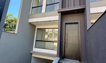 Vendo Lindo Sobrado com Piscina, Bairro Água Verde - Blumenau