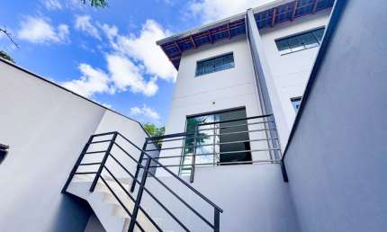 Vendo Incrível Sobrado com passagem lateral, 02 Quartos, Bairro Salto do Norte - Blumenau