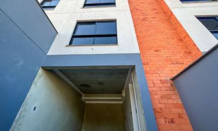 Vendo Sobrado Triplex, 02 Suítes - Bairro Escola Agrícola