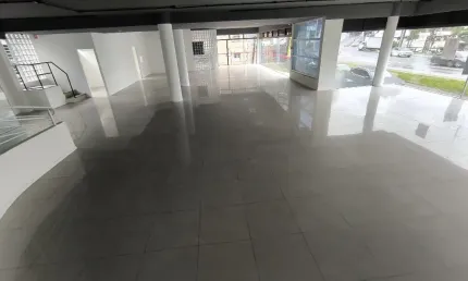 Alugo sala comercial com 330m², bairro victor konder