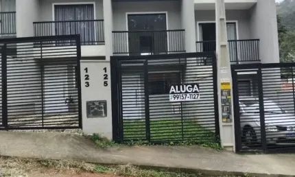 Alugo sobrado no bairro agua verde com 2 domirtórios