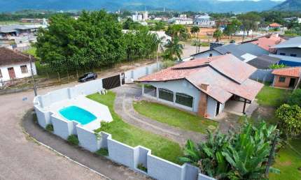 Vendo Linda Casa com 03 Quartos e Piscina, Cidade de Ascurra