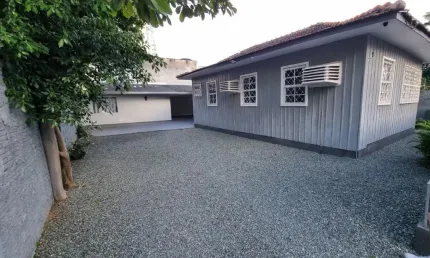 Alugo Ampla Casa 04 Quartos, na Barra Sul - Balneário Camboriú