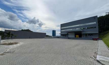 Alugo Amplo Galpão Novo com 1.753m², Cidade de Indaial