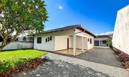 Alugo Ampla Casa com 03 Quartos, Bairro Itoupavazinha