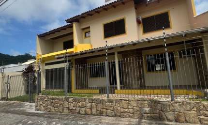 Alugo Ótima Casa Comercial, 07 Salas - Cidade de Itajai