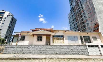 Vendo Ampla Casa Comercial com 14 Salas, Bairro Victor Konder