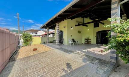 Vendo ampla casa de alvenaria no bairro It. Central com 01 suíte e 2 dormitórios