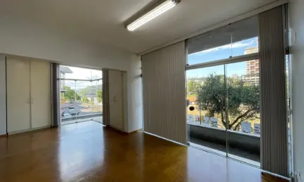 Alugo sala comercial de 44m² com ótima iluminação - centro de blumenau