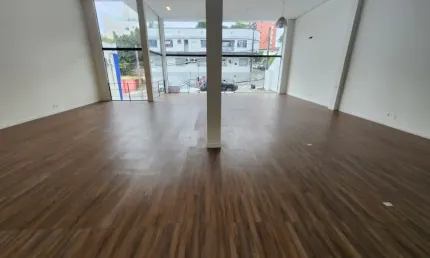 Alugo Sala Comercial com 300m², Vitrine ampla e Pé direito Alto - Vila Nova Blumenau SC