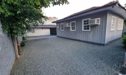 Casa Ampla (Mista) com 04 Dormitórios - Barra Sul, Balneário Camboriú