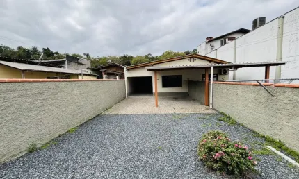 Casa Aconchegante com 02 Dormitórios e Quintal na Itoupavazinha