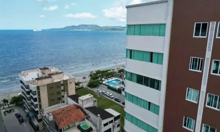 Oportunidade Única: Apartamento 4 Suítes com 3 Vagas em Meia Praia!