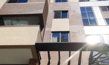 Loft duplex cabral sensacional, encantador!!! localizado pero de tudo o que se precisa, mercados, cafés, panificadoras, colégios.