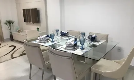 Apartamento completamente decorado com móveis de alto padrão.