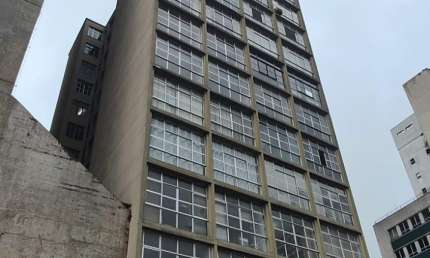 Desocupada. No Coração do Centro de Curitiba Ao Lado do Marco Zero