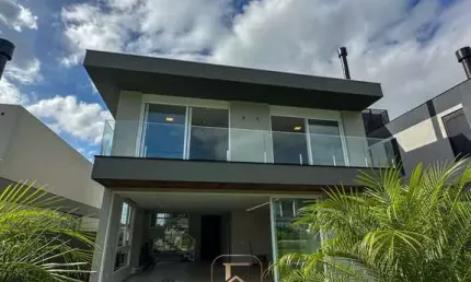 Casa de 03 suítes, pronta para morar, no Condomínio Reserva da Pedra, Palhoça-SC