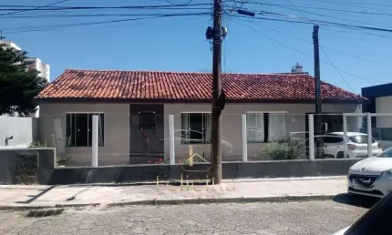 Casa com 03 dormitórios 01 suíte em Barreiros, São José/SC