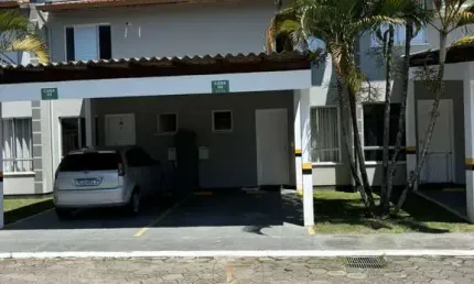 Sobrado a venda em condomínio fechado com 2 dorm. Sertão do Maruim - São José