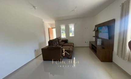 Casa com 03 dormitórios 01 suite em Forquilhas m São José.