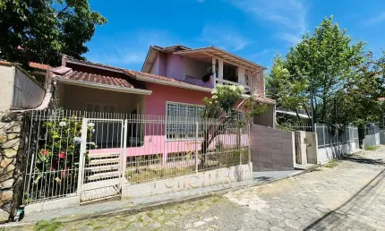 Casa com 04 dormitórios 01 suíte em Coqueiros, Florianópolis/SC