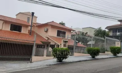 Casa Sobrado com 04 dormitórios 01 suíte em Coqueiros, Florianópolis/SC