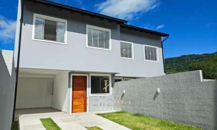 Sobrado com 02 dormitórios em Forquilhas, São José/SC