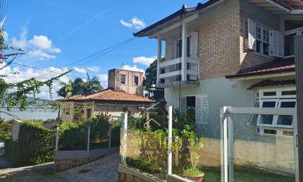 Sobrado com 04 dormitórios 01 suíte, em Ponta de Baixo, São José/SC
