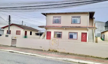 Casa em terreno de esquina no bairro Pacheco em Palhoça/SC!