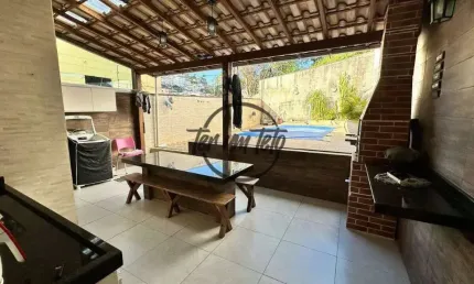 Casa à Venda com Piscina e Área Gourmet – 3 Quartos e 4 Vagas | Bairro Tranquilo e Próximo ao Comércio.