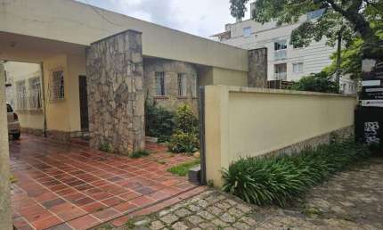 Casa comercial com 3 salas para alugar na Rua Alferes Ângelo Sampaio, 684, Água Verde, Curitiba