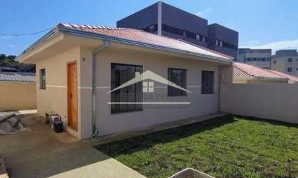Casa no com quintal e garagem, com 3 quartos , pronta e disponivel 350mil.