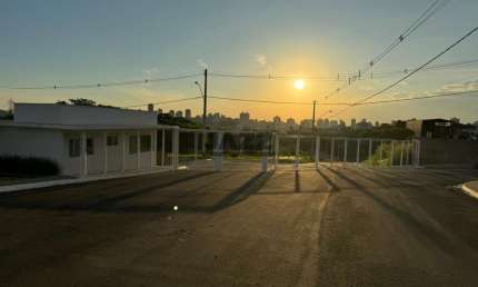 Terreno à venda com 251,31m² no condomínio Terras do Sinhô III, no bairro Morumbi