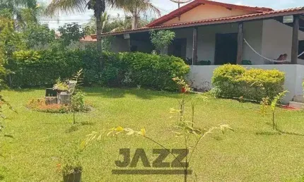 Chácara à venda de 1050m² com 3 quartos, sendo 1 suíte, 2 banheiros e piscina no condomínio Convívio Santa Sofia