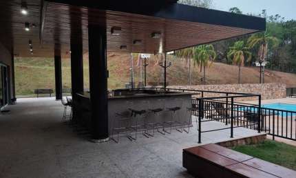 Sobrado à venda, com 305m², 3 suítes, 5 banheiros, piscina e 4 vagas de garagem no condomínio Villa D'Aquila