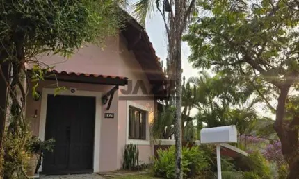 Casa de alto padrão  localizada no Condomínio Colinas de São Francisco com 3 suítes