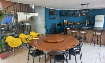 Casa à venda com 425m², 4 quartos, 3 banheiros e 3 vagas de garagem na Vila Italiana