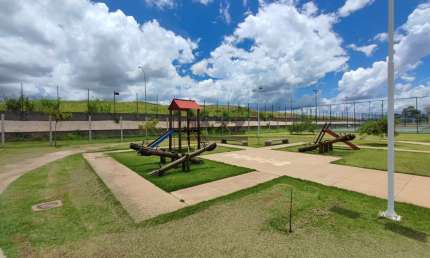 Casa à venda de 173m², com 3 quartos, 4 banheiros, piscina e 4 vagas de garagem, no Condomínio Soleil