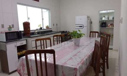 Casa térrea com três dormitórios e ótima localização em Amparo