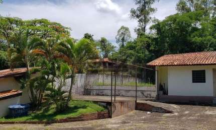 Chácara à venda de 4.900 m², com dois quartos, um banheiro e piscina, localizada no bairro Campestre