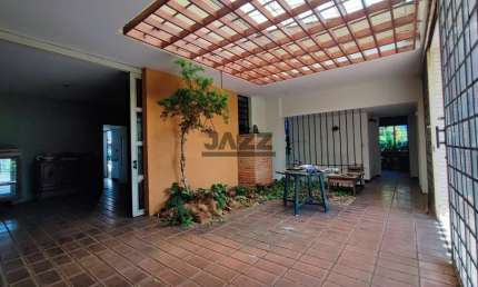 Casa à venda com 1.212 m², contendo quatro quartos, três salas, quatro banheiros e quatro vagas de garagem