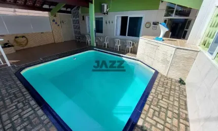 Encantadora residência térrea disponível, apresentando 4 quartos e uma edícula nos fundos, com um quarto adicional, incluindo 2 suítes. os quartos estão equipados com armários embutidos e ar-condicion