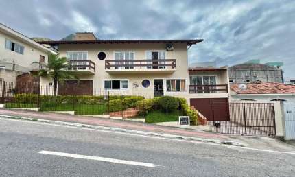 Casa com 03 dormitórios, 01 suite em Jardim Atlântico - São José, SC