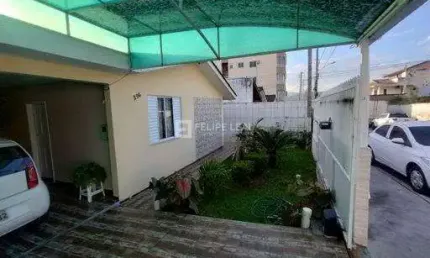 Casa de 02 dormitórios, edícula com churrasqueira, piscina e ótimo quintal em forquilhinhas- São Jo´se