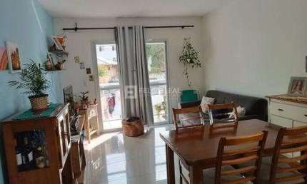 Apartamento de 02 dormitórios, cozinha planejada, sacada com churrasqueira no Bairro Pagani - Palhoça